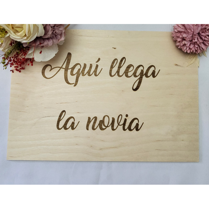 Cartel madera aquí llega la novia