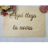 Cartel madera aquí llega la novia