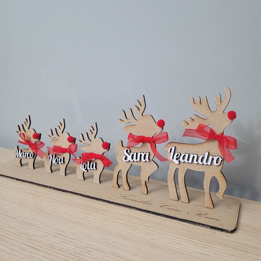 Familia de renos de madera personalizada con nombres – Hasta 5 renos en madera DM con nombres en madera blanca, lazo rojo y pompón de nariz – Decoración navideña artesanal ideal para regalo familiar – Hecho a mano por NeluDreams