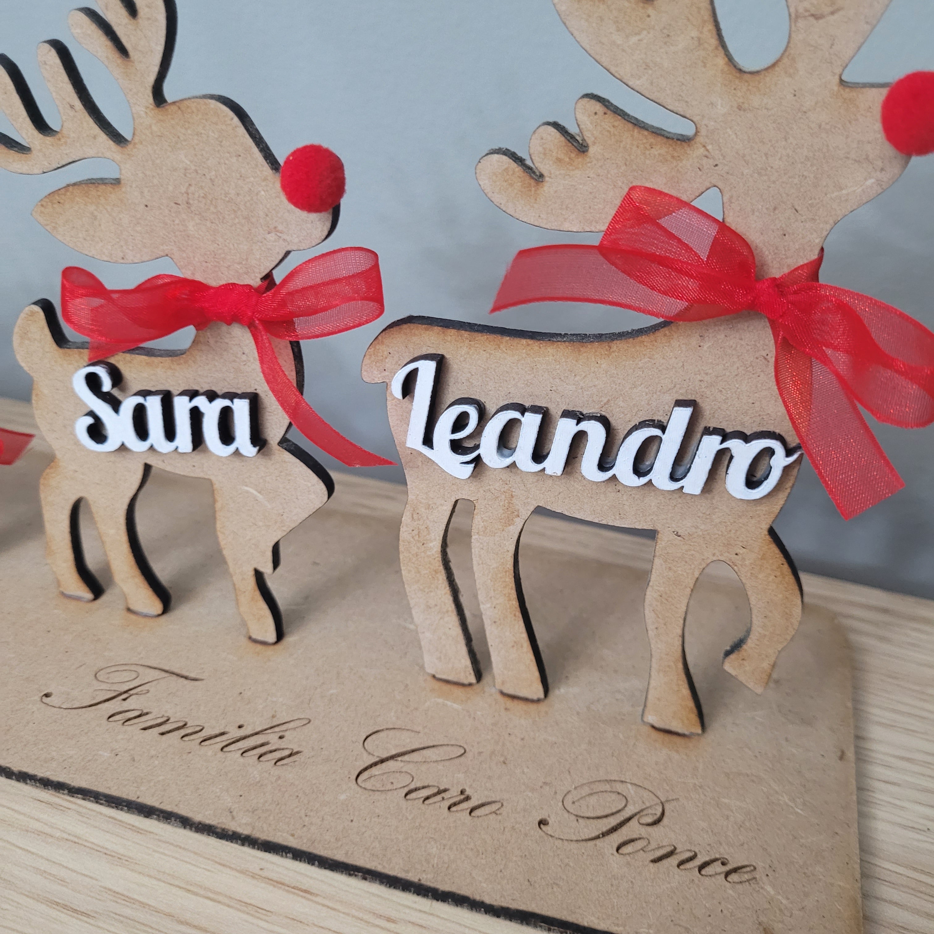 Familia de renos de madera personalizada con nombres – Hasta 5 renos en madera DM con nombres en madera blanca, lazo rojo y pompón de nariz – Decoración navideña artesanal ideal para regalo familiar – Hecho a mano por NeluDreams