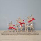 Familia de renos de madera personalizada con nombres – Hasta 5 renos en madera DM con nombres en madera blanca, lazo rojo y pompón de nariz – Decoración navideña artesanal ideal para regalo familiar – Hecho a mano por NeluDreams