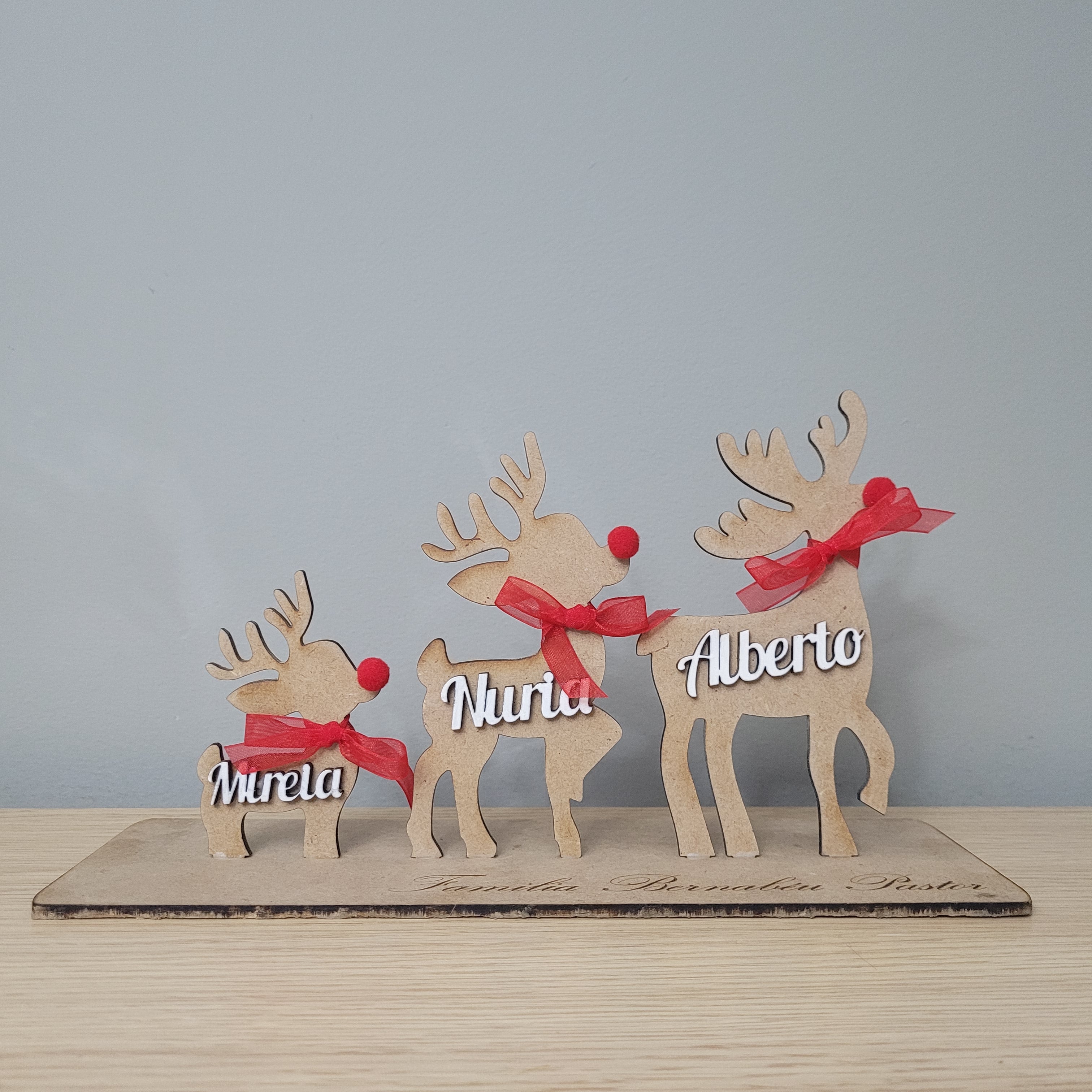 Familia de renos de madera personalizada con nombres – Hasta 5 renos en madera DM con nombres en madera blanca, lazo rojo y pompón de nariz – Decoración navideña artesanal ideal para regalo familiar – Hecho a mano por NeluDreams