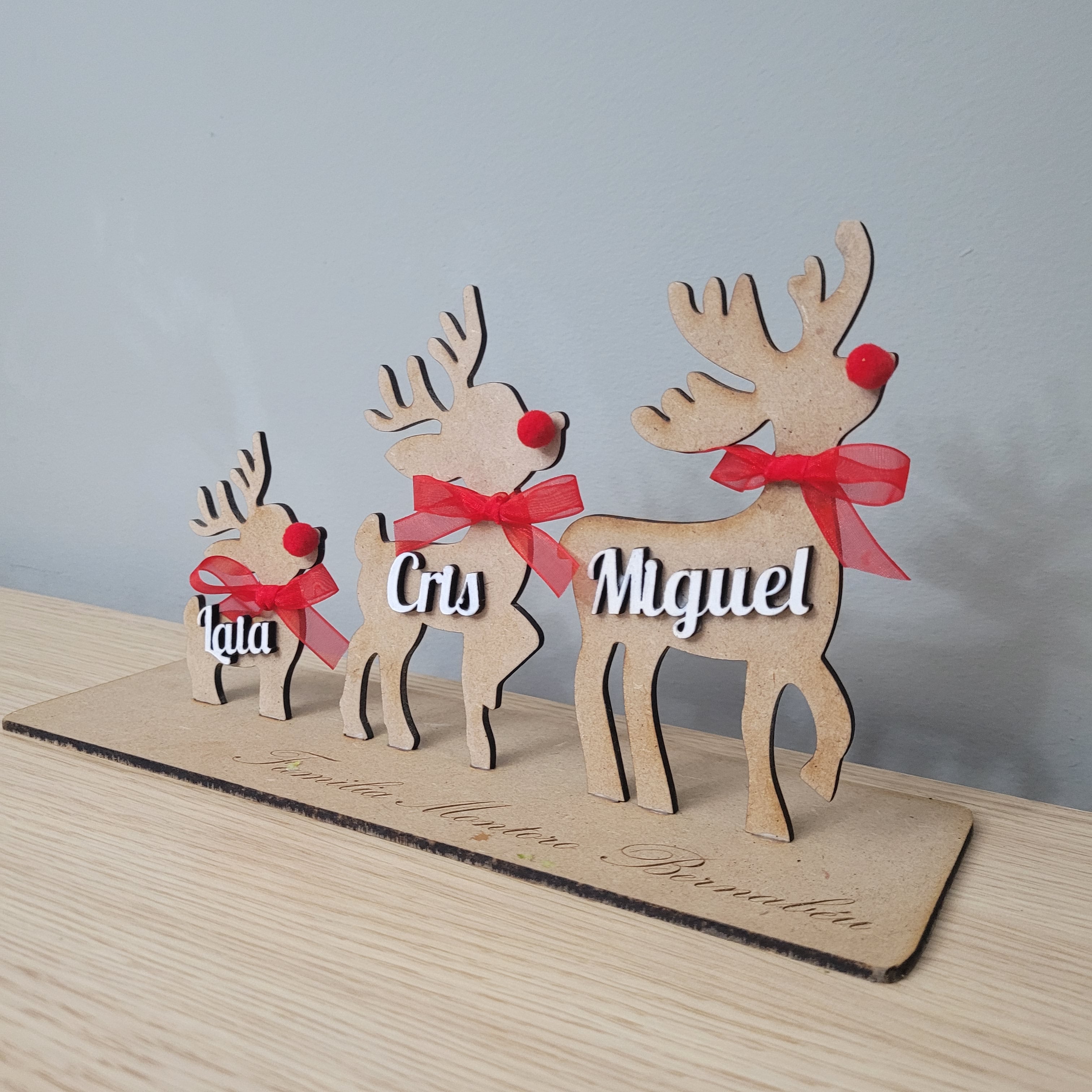 Familia de renos de madera personalizada con nombres – Hasta 5 renos en madera DM con nombres en madera blanca, lazo rojo y pompón de nariz – Decoración navideña artesanal ideal para regalo familiar – Hecho a mano por NeluDreams