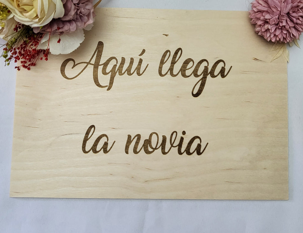 Cartel madera aquí llega la novia