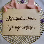 Cartel madera tranquilas chicas