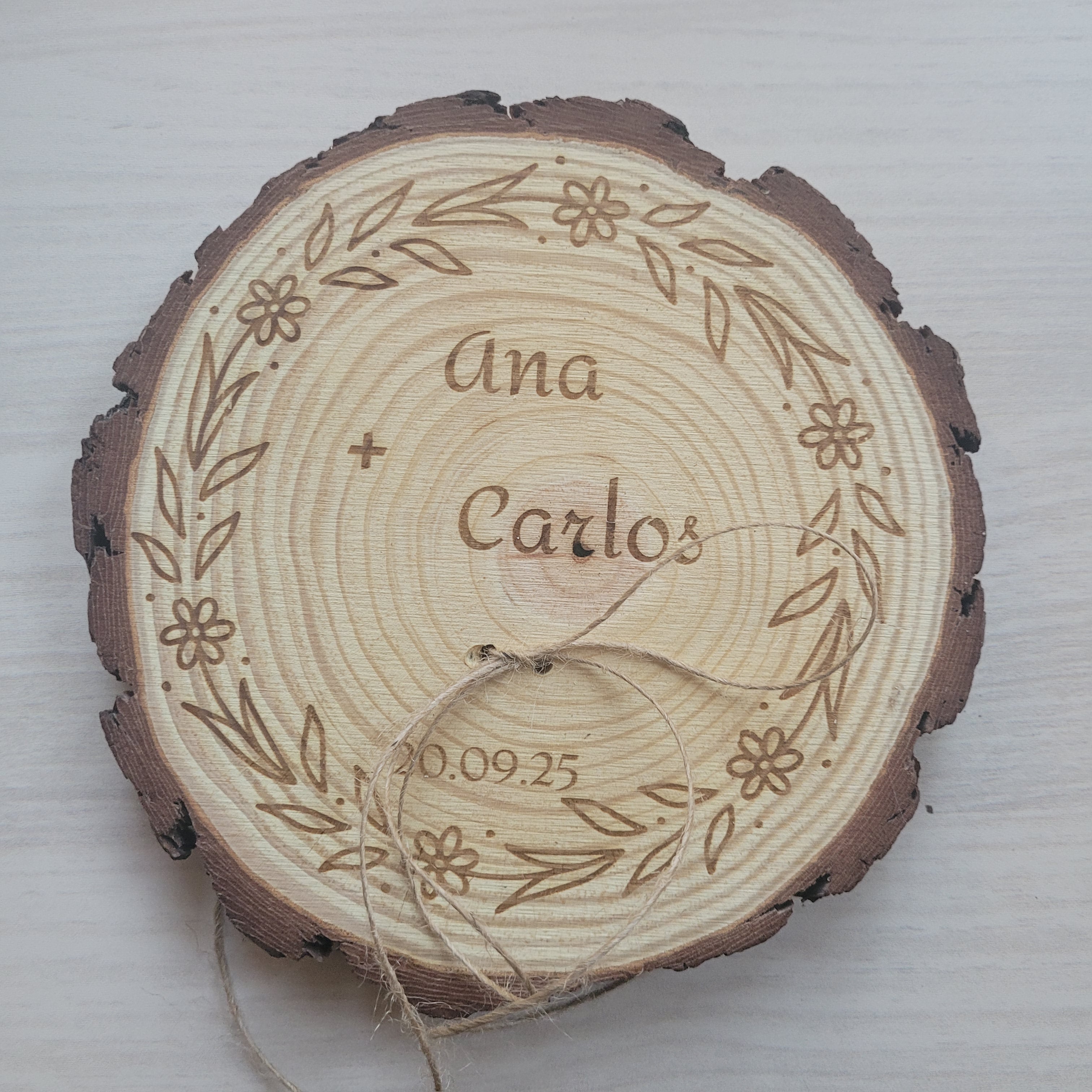 Porta alianzas de boda personalizable en rodaja de madera natural modelo rama