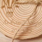 Porta alianzas de boda personalizable en rodaja de madera natural modelo globo