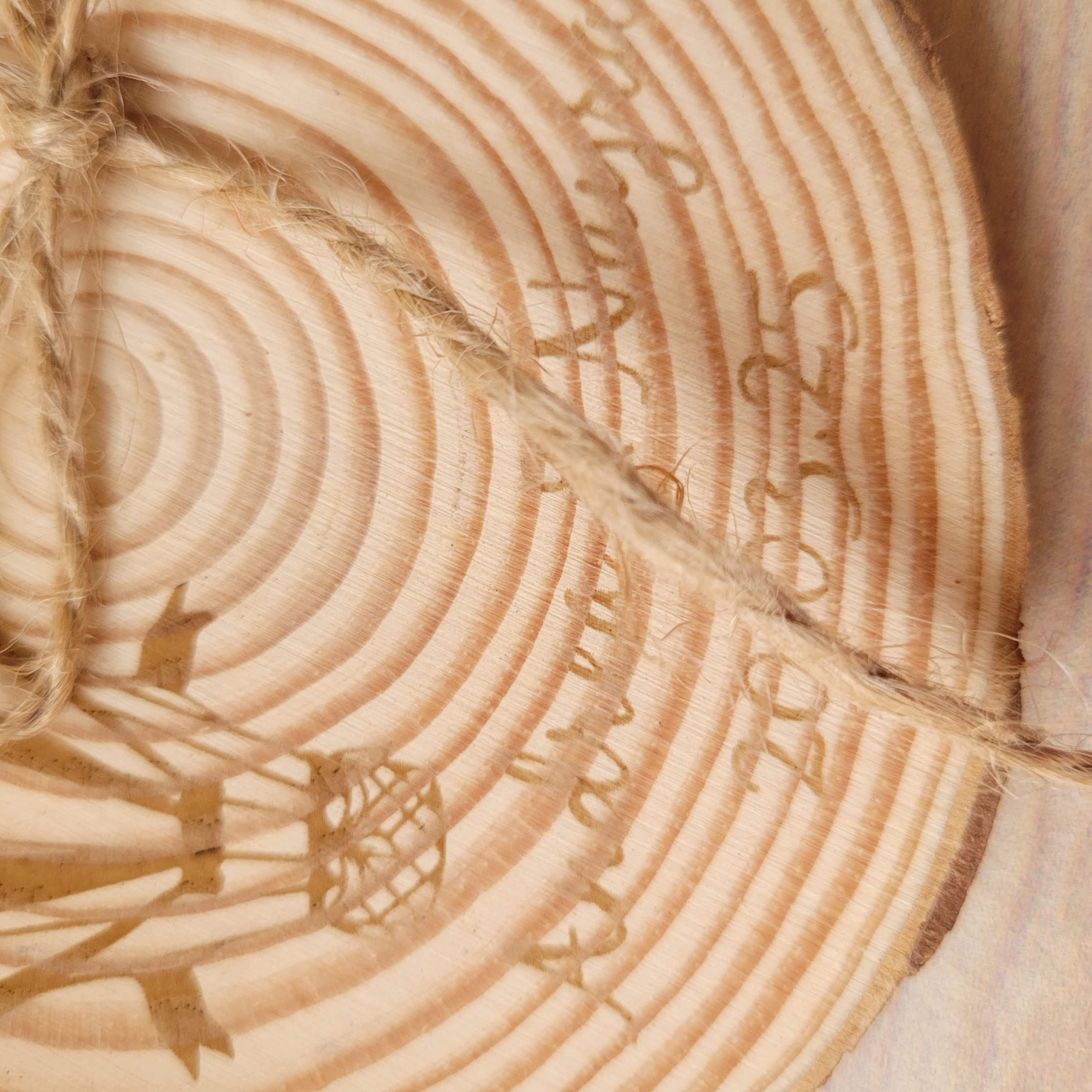 Porta alianzas de boda personalizable en rodaja de madera natural modelo globo