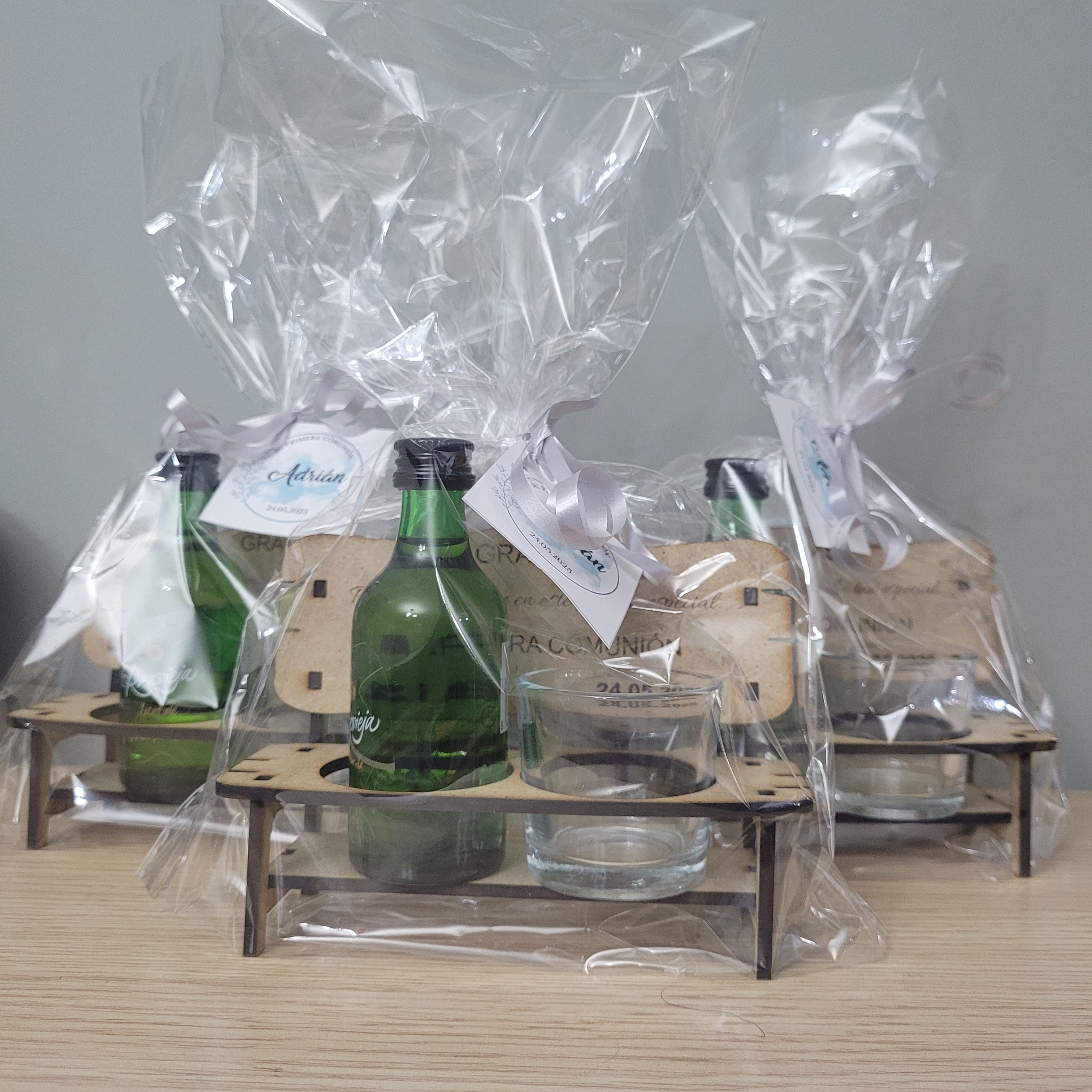 Bancos con vaso de chupito y botellita licor de orujo de Ruavieja