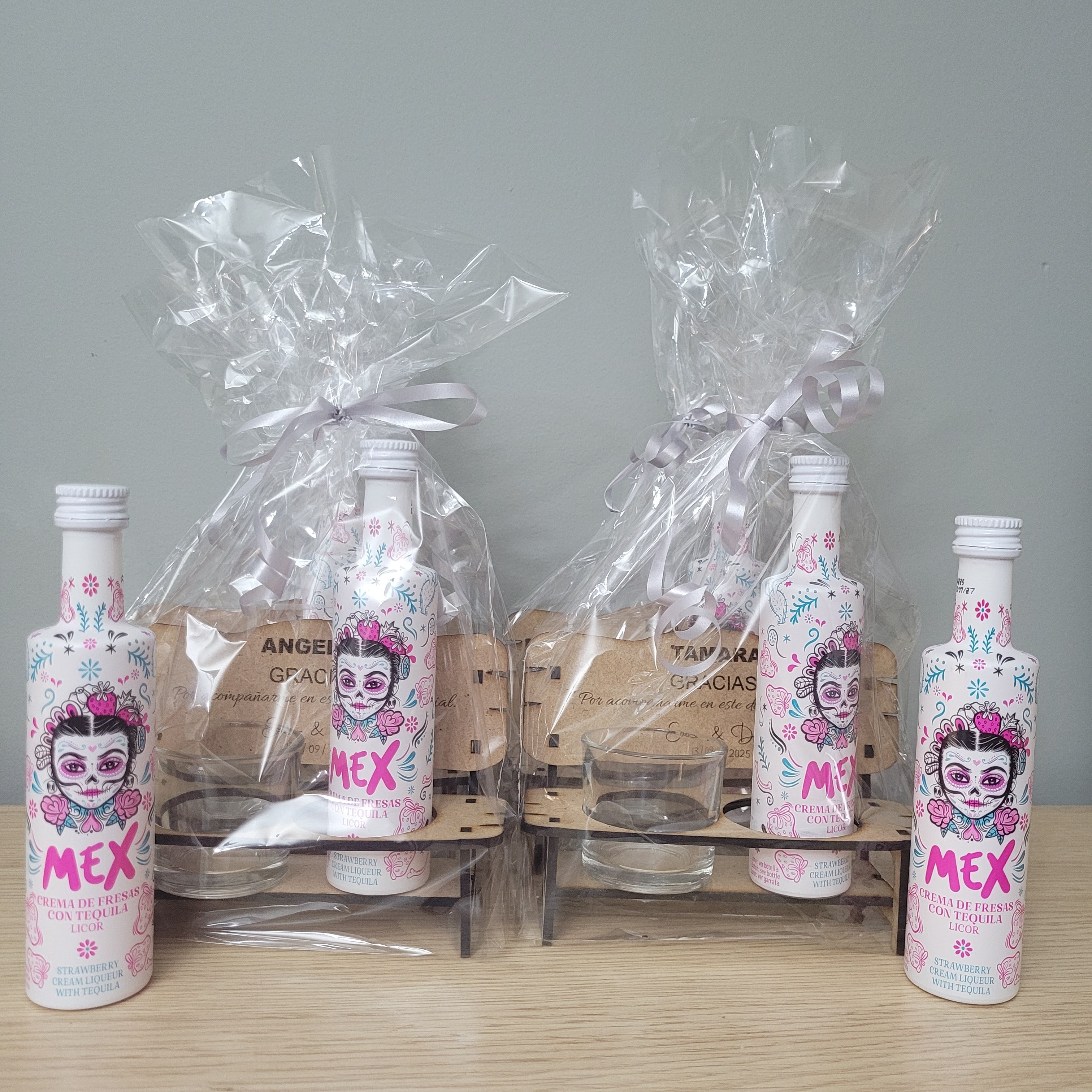 Bancos con vaso de chupito y botellita de tequila rosa