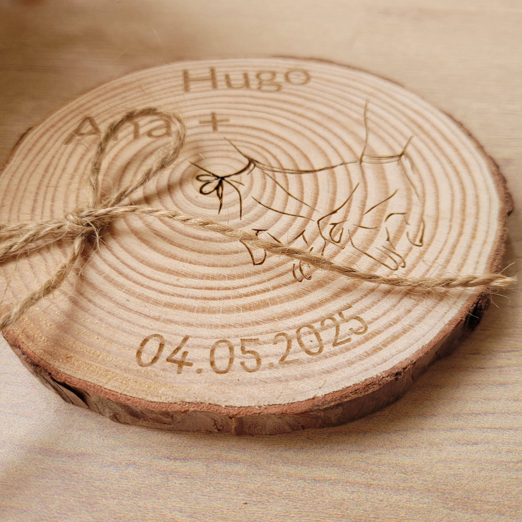 Porta alianzas de boda personalizable en rodaja de madera natural modelo hilo