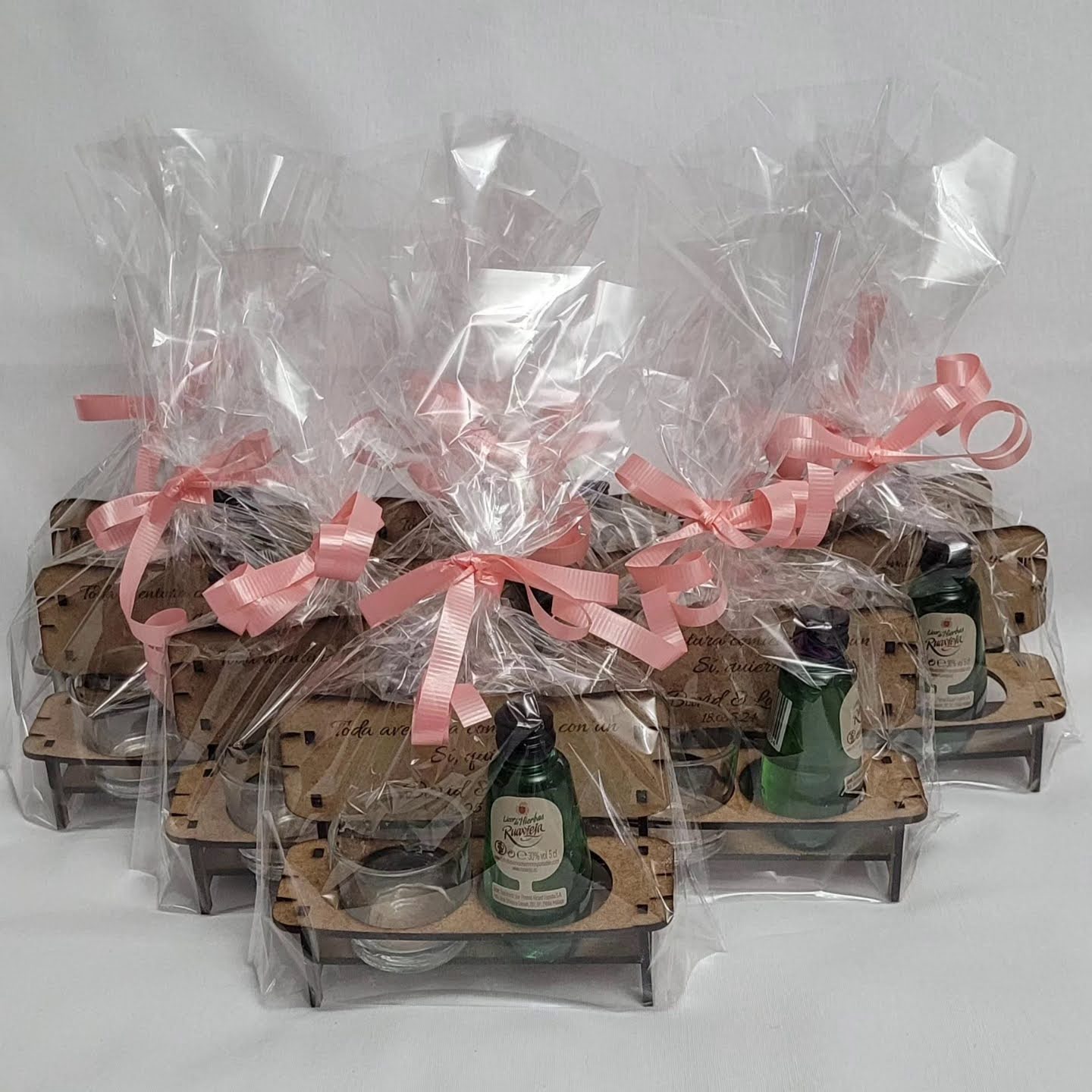 Bancos con vaso de chupito y botellita licor de orujo de Ruavieja