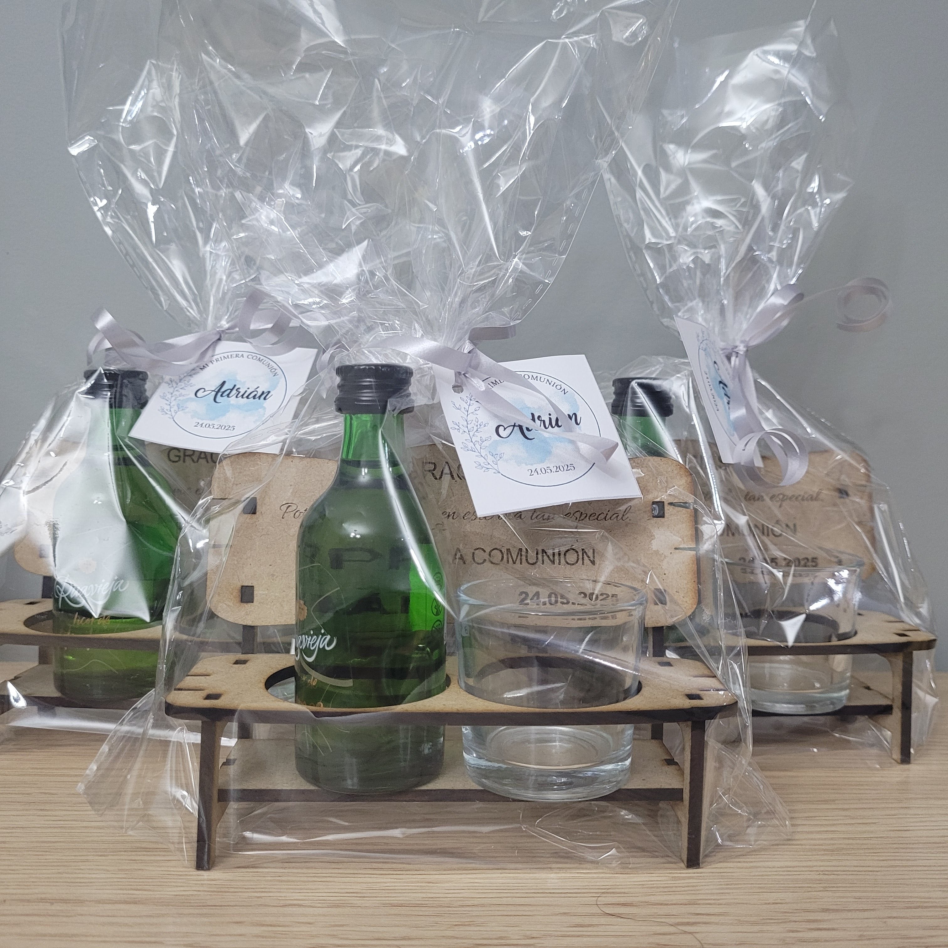 Bancos con vaso de chupito y botellita licor de orujo de Ruavieja