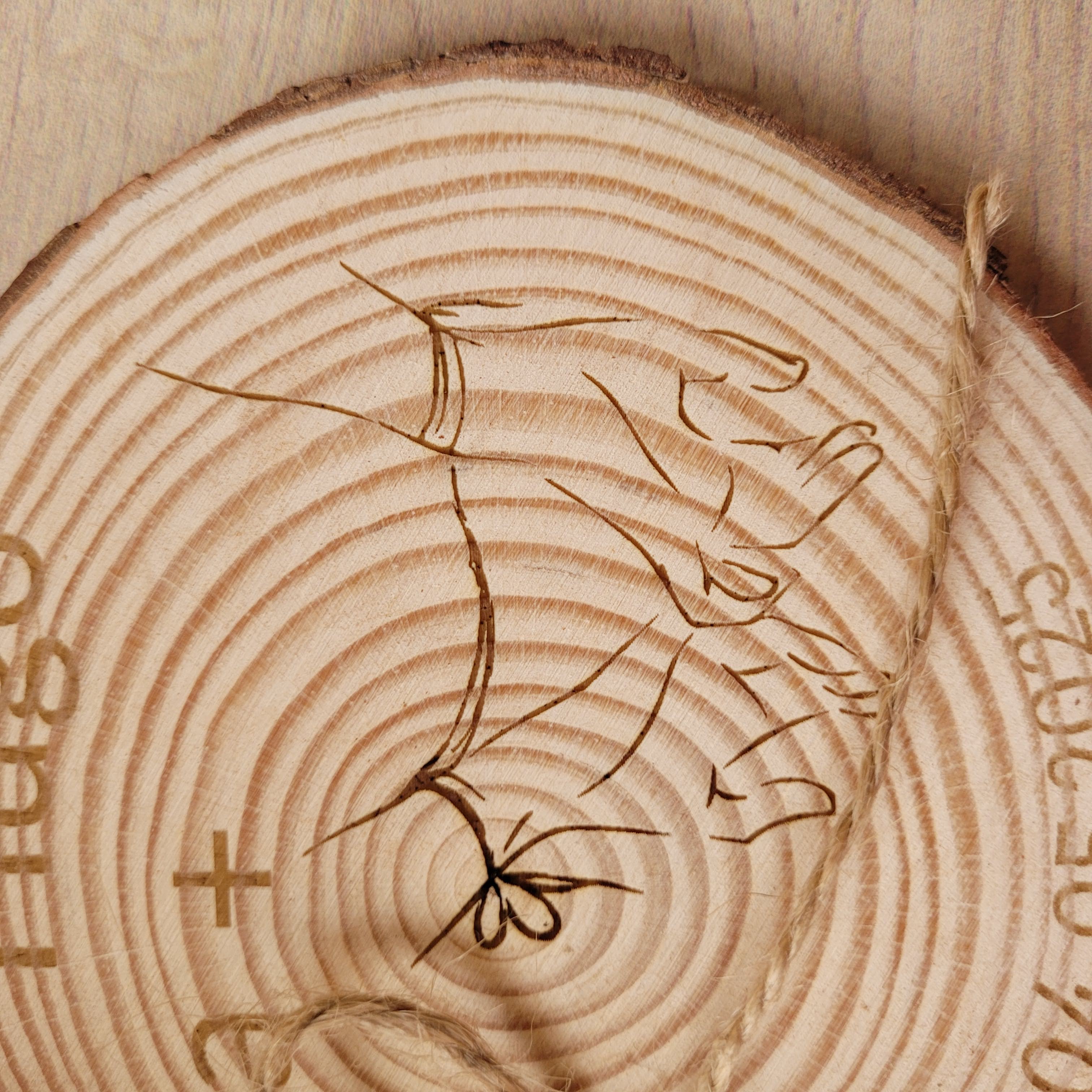 Porta alianzas de boda personalizable en rodaja de madera natural modelo hilo