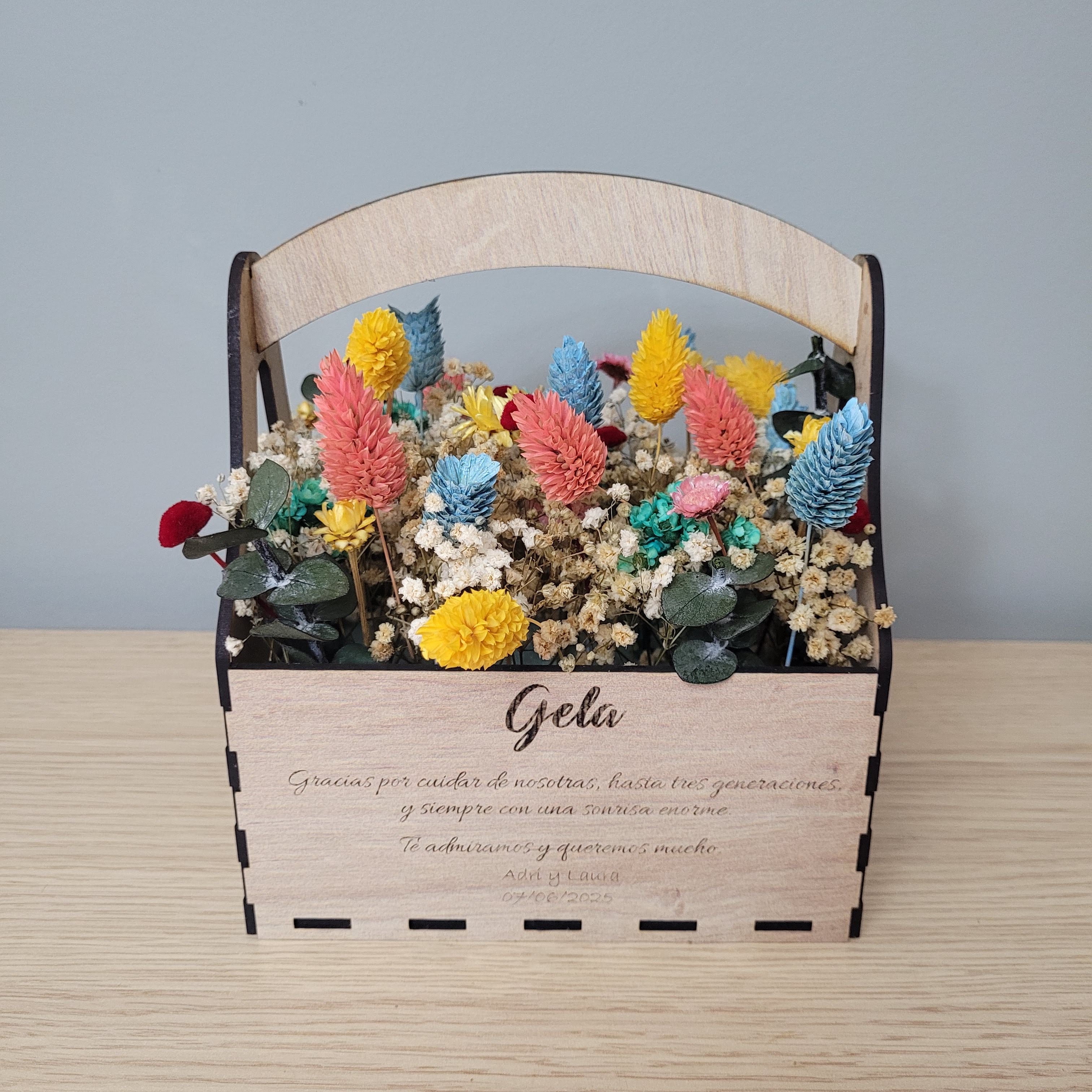 Cesta de flores preservadas con dedicatoria
