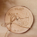 Porta alianzas de boda personalizable en rodaja de madera natural modelo hilo