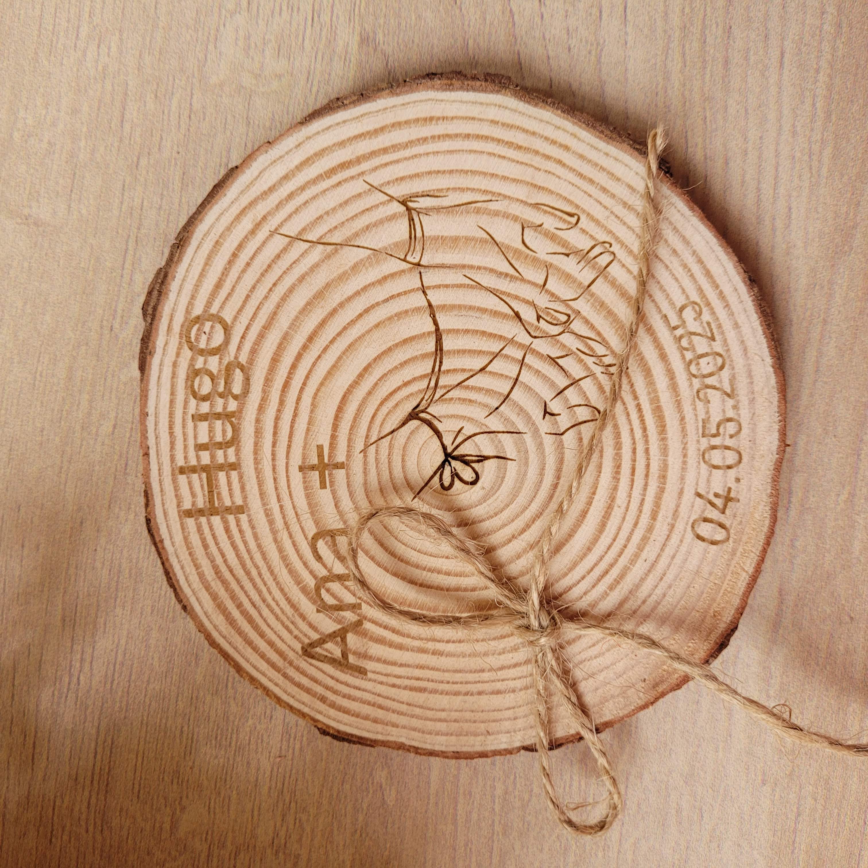 Porta alianzas de boda personalizable en rodaja de madera natural modelo hilo