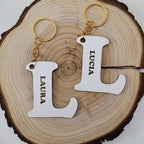 Llaveros de iniciales blancos