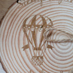 Porta alianzas de boda personalizable en rodaja de madera natural modelo globo