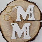 Llaveros de iniciales blancos