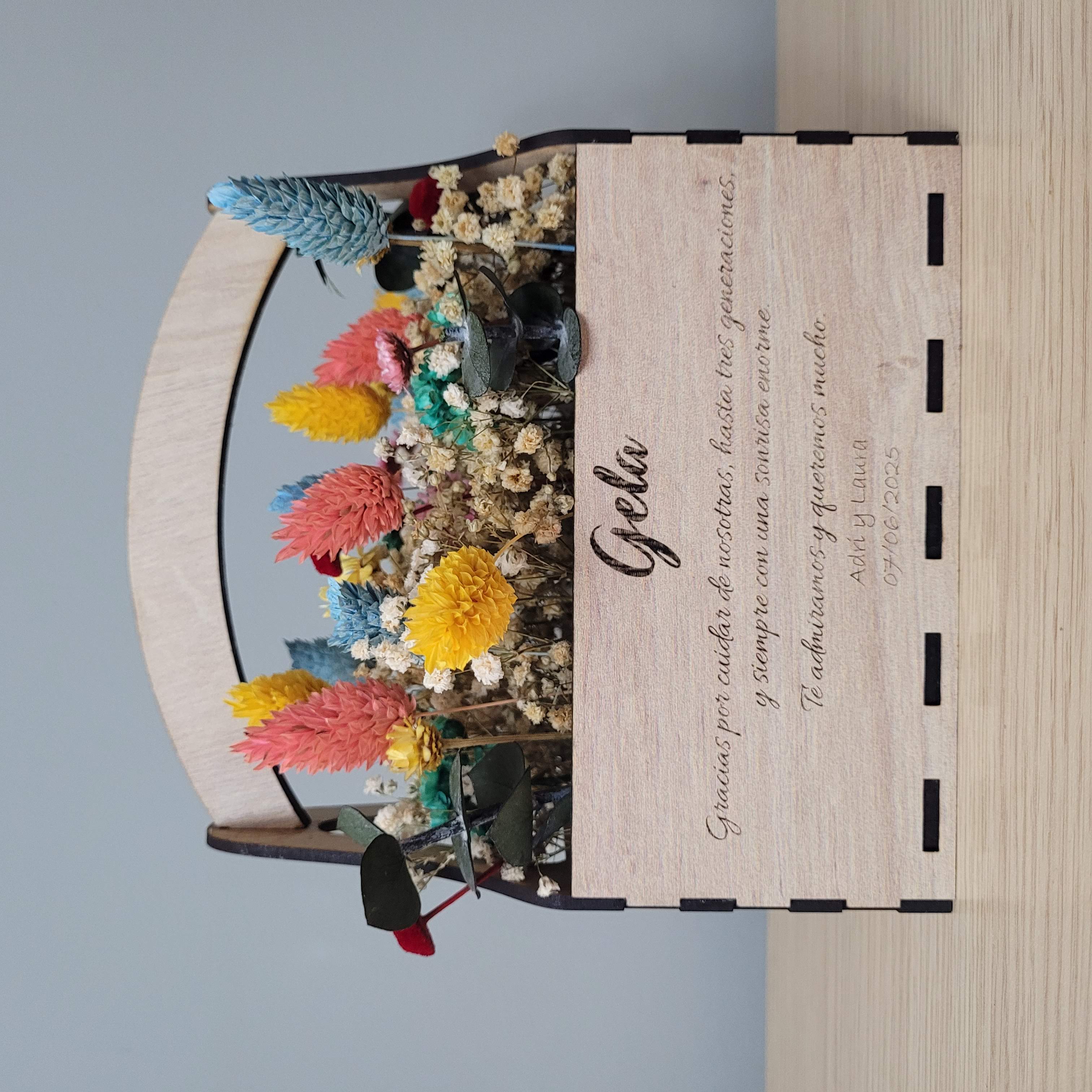 Cesta de flores preservadas con dedicatoria
