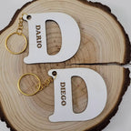 Llaveros de iniciales blancos