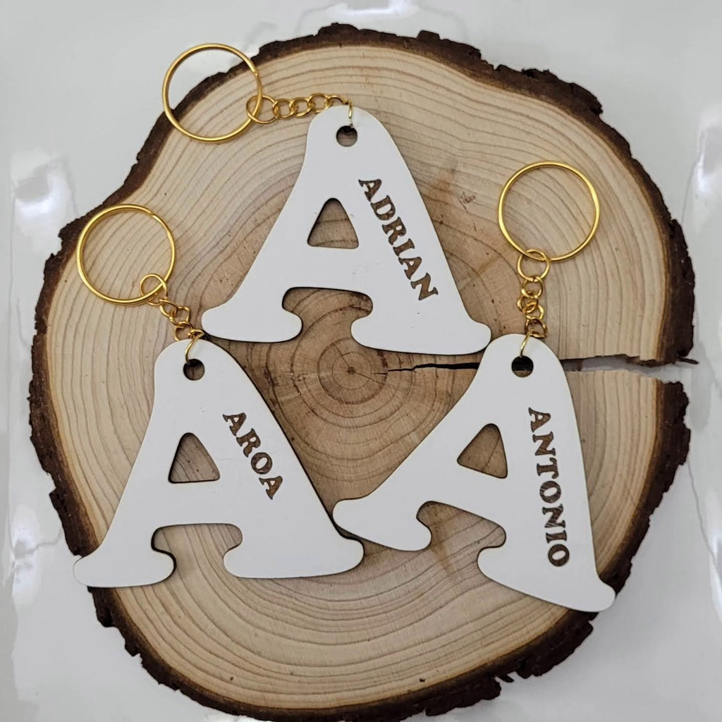 Llaveros de iniciales blancos